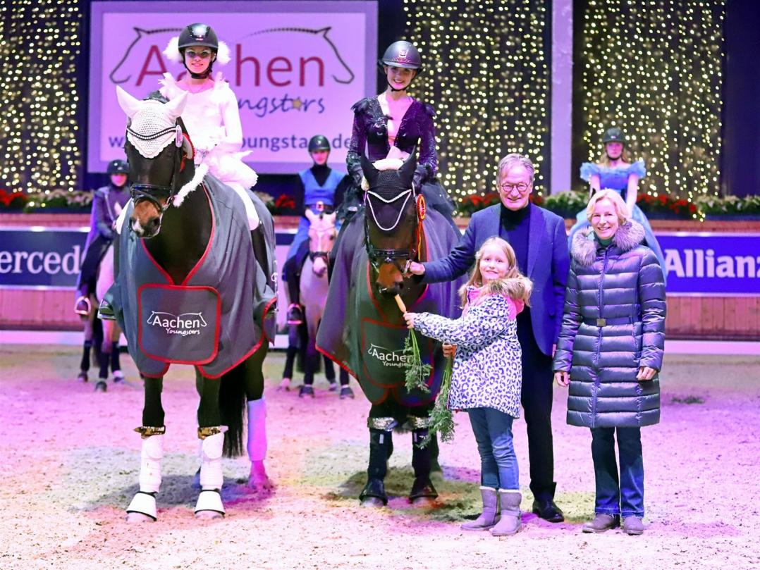 The winners Benita Fuhrberg and Anna Pohen with Nadine Capellmann, her Daughter Celine and the chairman of the ALRV Managing Board Frank Kemperman