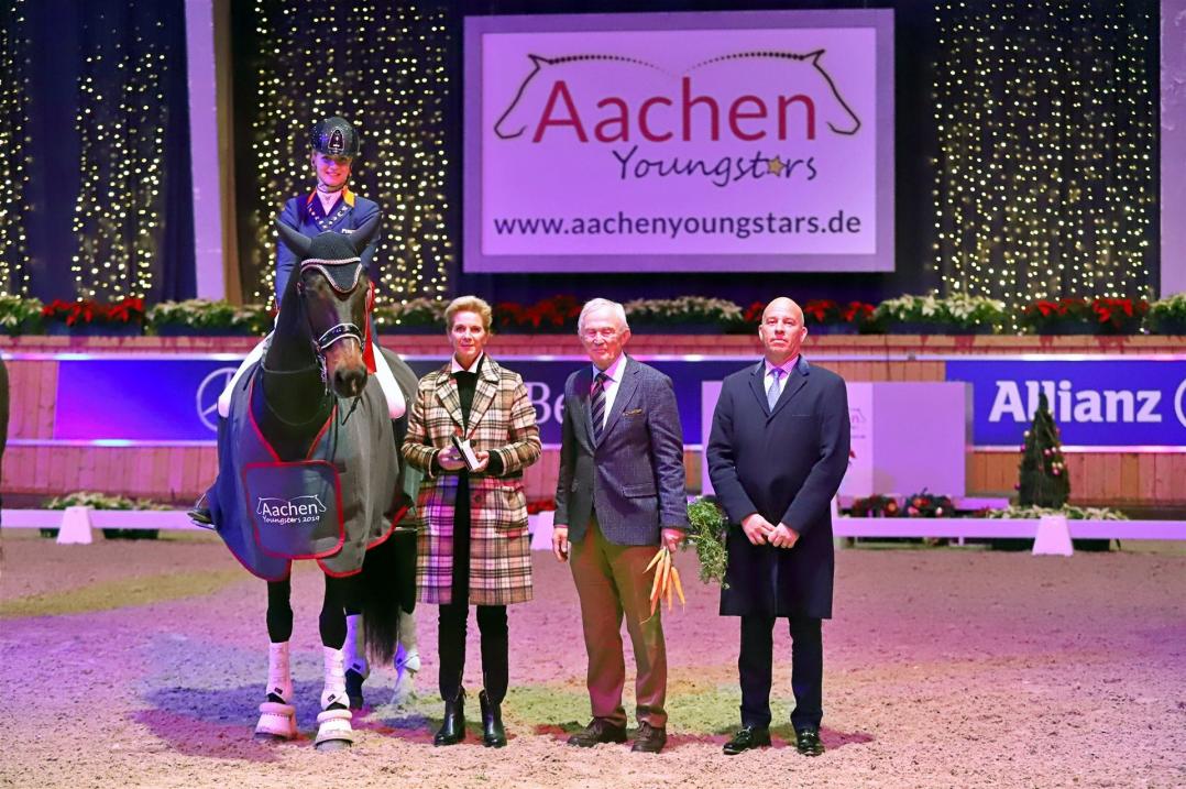 Kimberly Pap (NED) with Alexandra Simons-de Ridder, judge Peter Storr and ALRV president Carl Meulenbergh.