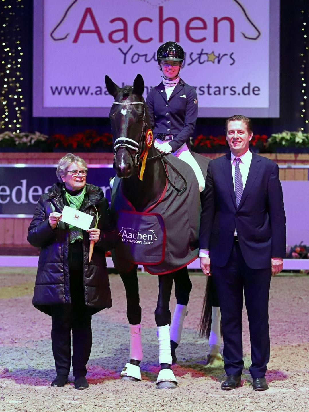 Heidi van Thiel congratulating the winner with WOLFGANG MAINZ, MEMBER OF THE ALRV SUPERVISORY BOARD.