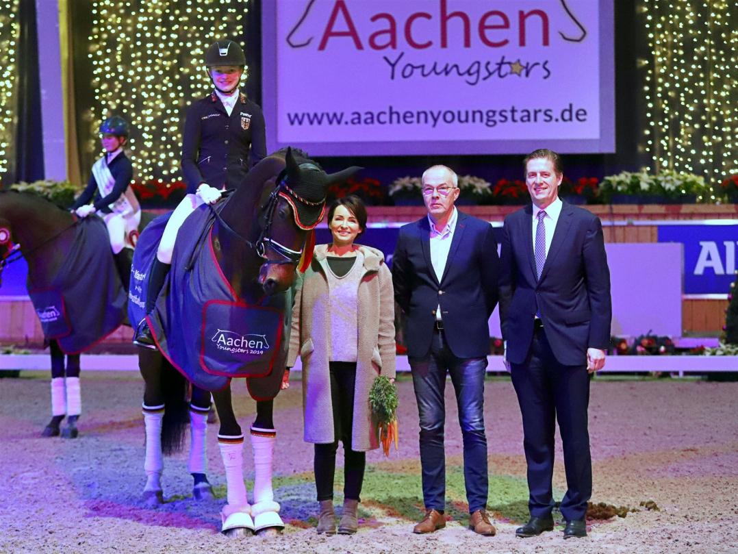 The winner Kenya Schwierking with Rosi and Ernst Kemper and Wolfgang Mainz, member of the ALRV supervisory board