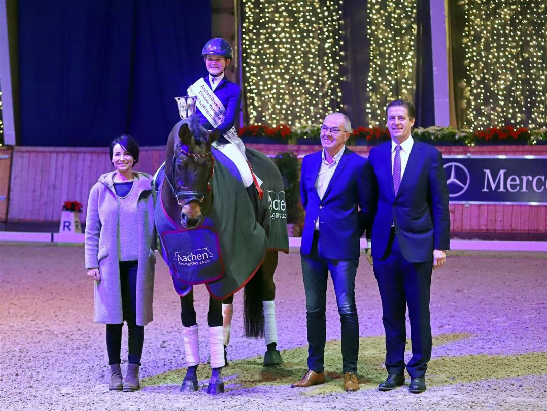 Rosi and Ernst Kemper and WOLFGANG MAINZ, MEMBER OF THE ALRV SUPERVISORY BOARD, congratulating the happy winner Emma Blatt.