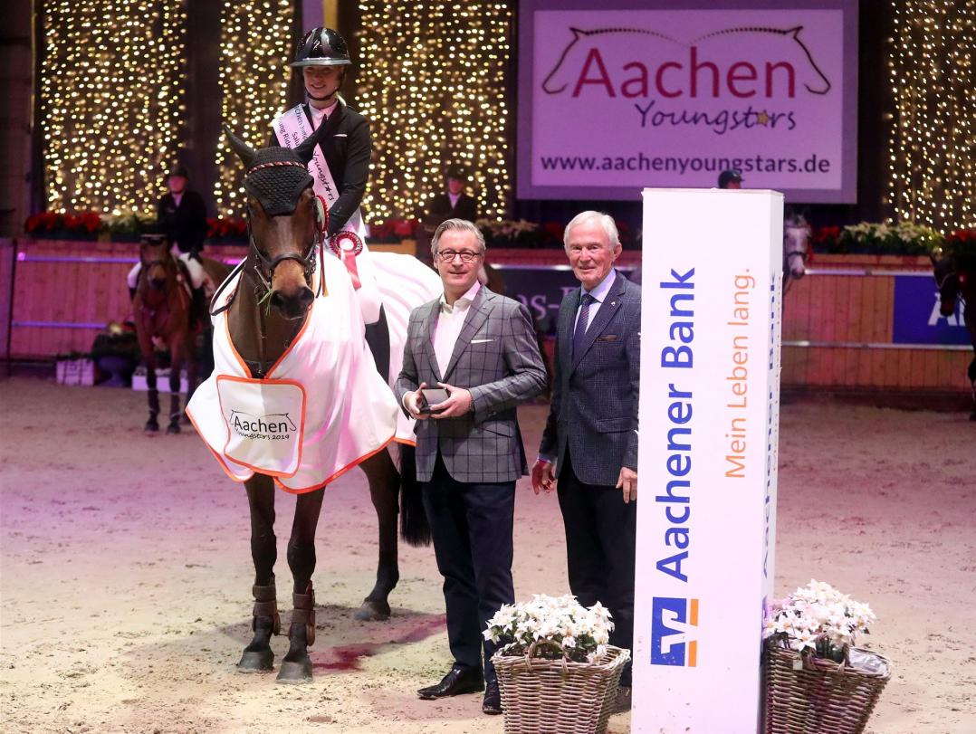 Jens Ulrich Meyer, executive board of the Aachener Bank eG and ALRV President Carl Meulenbergh congratulating the winner. Photo: Aachen Youngstars/ Alexander Marx. 