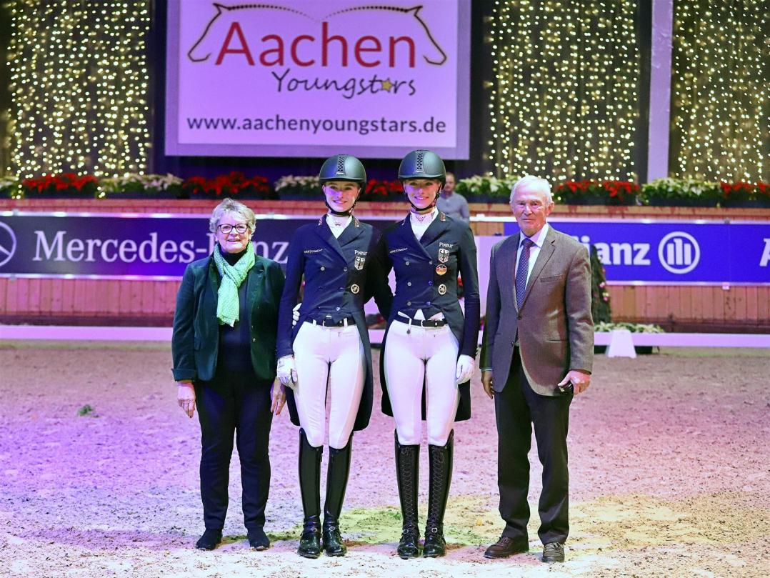 FN-Bundesjugendwartin Heidi van Thiel und ALRV-Präsident Carl Meulenbergh überreichten den Zwillingen das Goldene Reitabzeichen. 