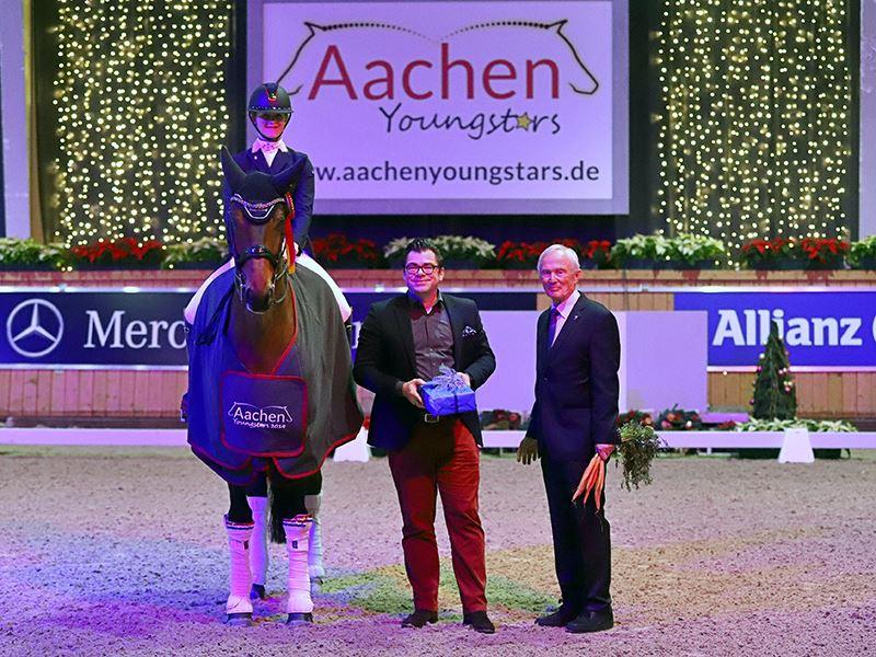 Dr. Stephan Wollgarten (WOTAX Steuerberatungsgesellschaft mbH) und ALRV-Präsident Carl Meulenbergh gratulieren der Siegerin.