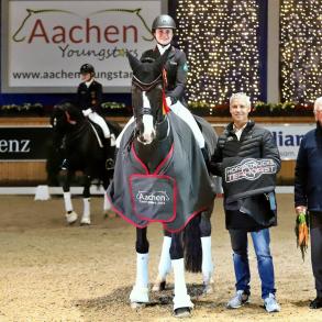 Anna Leandra Timm siegt im Preis der Firma Horsetrucks Terhorst